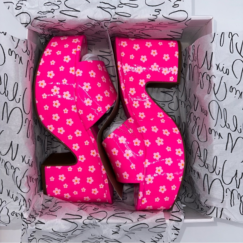 NWB Wild Pair Melbourne Bright Pink Floral Daisy Platforms Sandals - Size: 10 - Picture 14 of 15